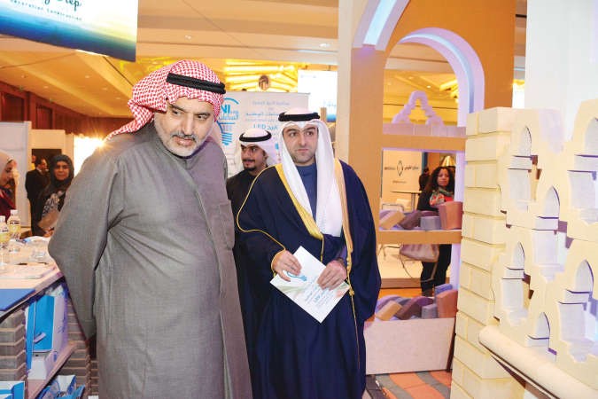 الوزير ودعادل الصبيح خلال تفقدهما احد اجنحة المعرض ﻿