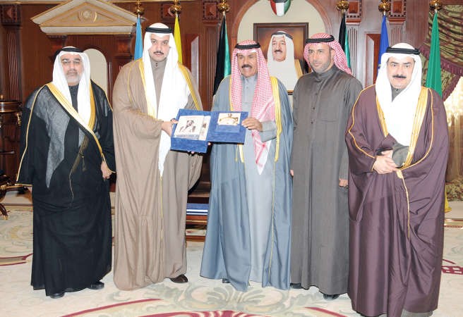 سمو ولي العهد الشيخ نواف الاحمد مستقبلا الشيخ مبارك العبدالله وباسم اللوغاني وكامل العبدالجليل وعلي المسعودي ﻿
