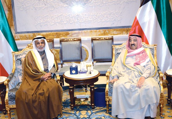 صاحب السمو الامير الشيخ صباح الاحمد لدى استقباله المستشار يوسف المطاوعة