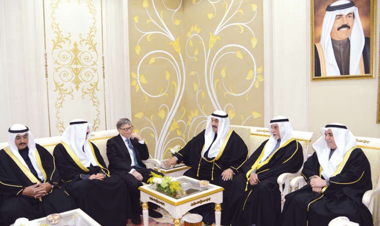سمو الشيخ ناصر المحمد ووليام هنري غيتس وعدد من الحضور﻿