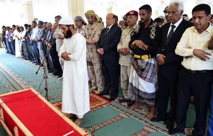 الرئيس هادي يتقدم مسؤولين سياسيين وامنيين خلال صلاة الجنازة على جثمان محافظ عدن السابق اللواء جعفر سعد امسافپ
