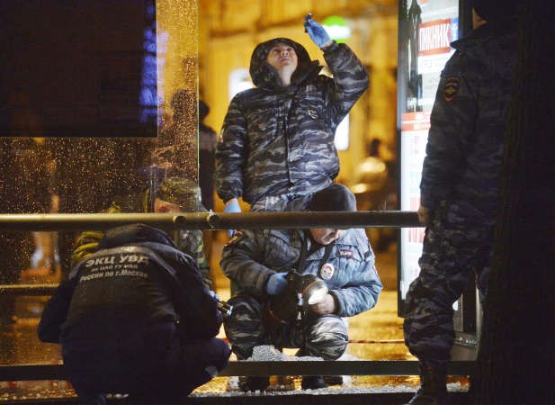 فرق الامن الروسية تعاين موقع الحادث افپ
