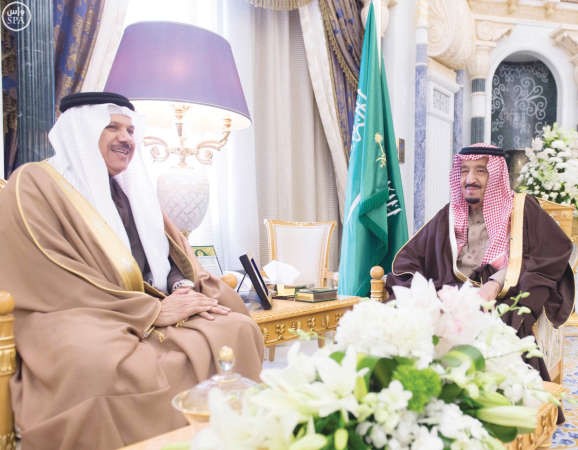 خادم الحرمين الشريفين الملك سلمان بن عبدالعزيز مستقبلا في مكتبه بقصر اليمامة امس الامين العام لمجلس التعاون لدول الخليج العربية دعبداللطيف الزياني	واس﻿