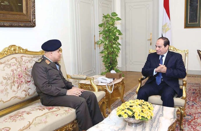 الرئيس المصري عبدالفتاح السيسي مجتمعا بالفريق اول صدقي صبحي وزير الدفاع 