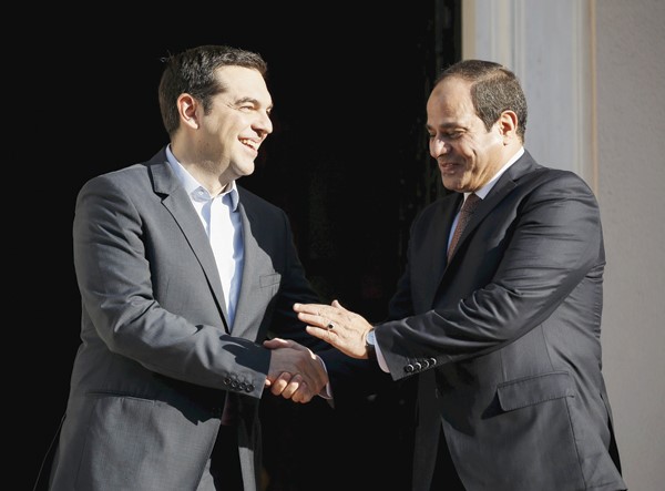 الرئيس المصري عبدالفتاح السيسي مصافحا رئيس الوزراء اليوناني الكسيس تسيبراس في اثينا امس رويترز