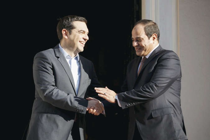 الرئيس المصري عبدالفتاح السيسي مصافحا رئيس الوزراء اليوناني الكسيس تسيبراس في اثينا امس	رويترز ﻿