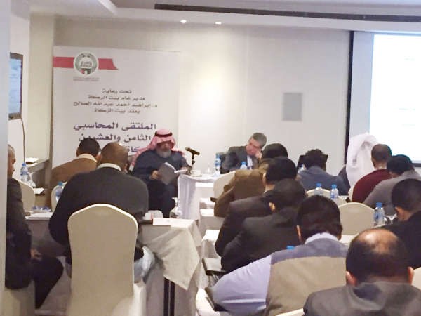 دعصام ابوالنصر مقدما احدى ورش الملتقى