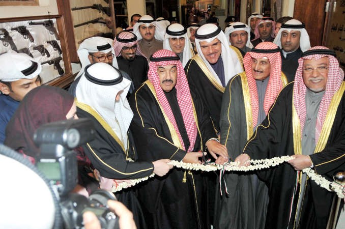 سمو الشيخ ناصر المحمد والشيخ علي الجراح والشيخ سلمان الحمود والشيخ د ابراهيم الدعيج يشاركون بقص شريط الافتتاح	محمد هاشم﻿