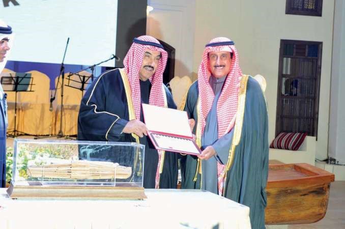 سمو الشيخ ناصر المحمد يكرم د الشيخ ابراهيم الدعيج﻿