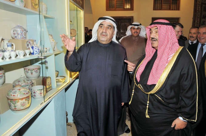 سمو الشيخ ناصر المحمد واحمد اسماعيل بهبهاني خلال جولة داخل احد المتاحف﻿