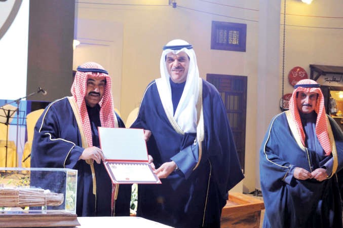 سمو الشيخ ناصر المحمد يكرم الشيخ سلمان الحمود﻿