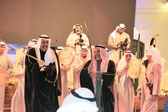 الشيخ علي الجراح والشيخ فيصل الحمود يؤديان العرضة﻿