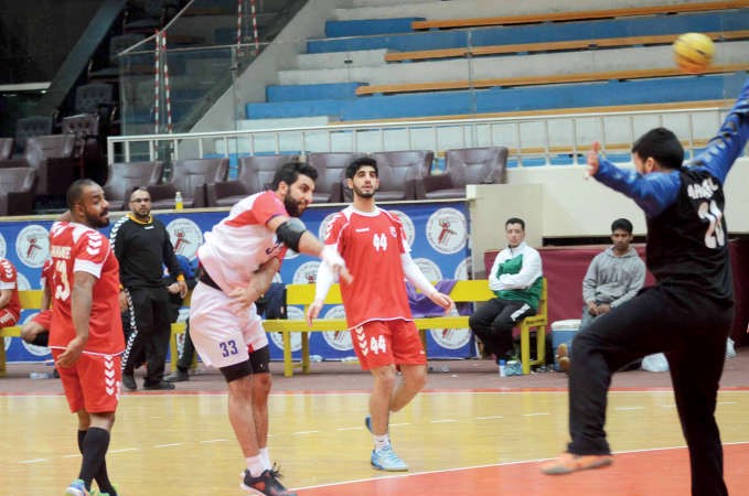 مشاري صيوان لاعب الكويت مسجلا احد اهداف فريقه من مركز الدائرة﻿