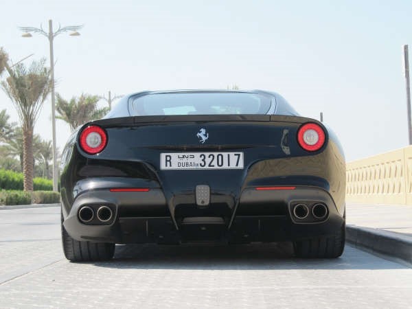 فيراري F12 برلينتا تأدية رياضية على الطريقة الإيطالية
