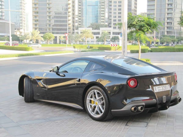 فيراري F12 برلينتا تأدية رياضية على الطريقة الإيطالية