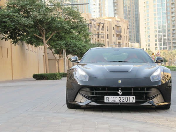 فيراري F12 برلينتا تأدية رياضية على الطريقة الإيطالية