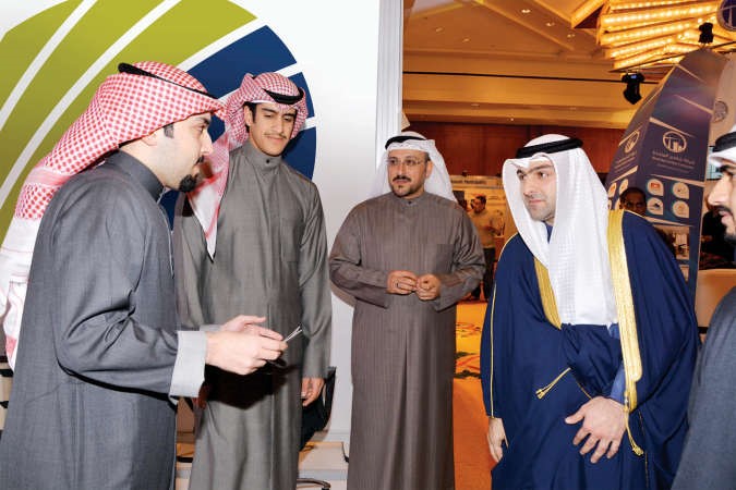 وزير الدولة لشؤون الاسكان ياسر ابل في زيارة لجناح البنك