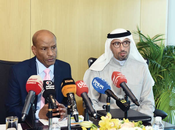 باسم العيسى وجمال السنعوسي خلال المؤتمر الصحافي 