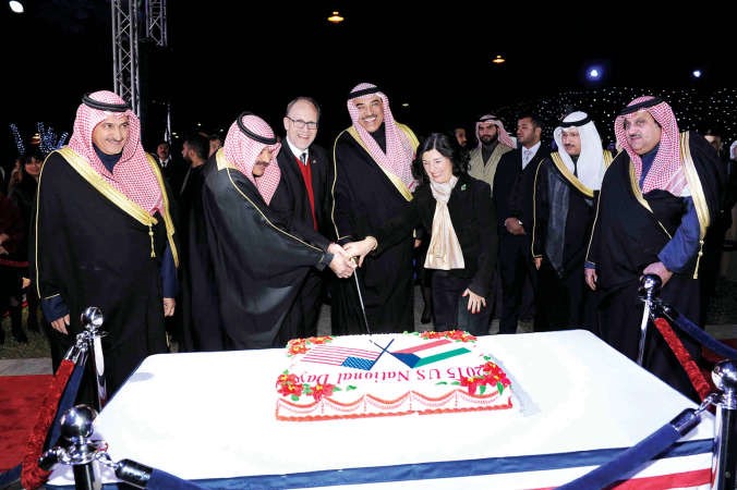 الشيخ صباح الخالد وخالد الجارالله يشاركان السفير الاميركي وحرمه في قطع كيكة الاحتفال ﻿