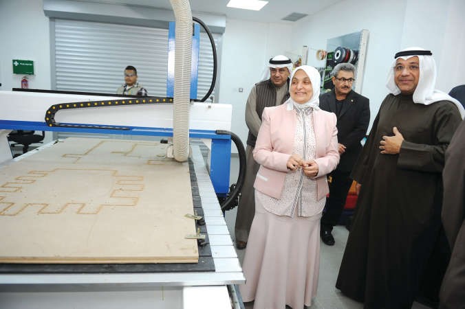هند الصبيح تطلع على اقسام المبنى الجديد ويبدو دعمر البناي وممجبل المطوع ودمطر المطيري