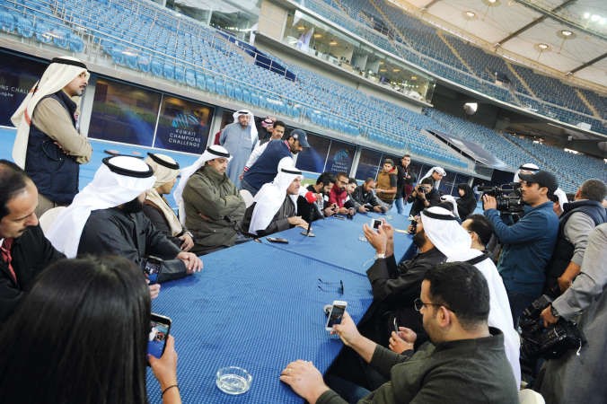 الشيخ سلمان الحمود والشيخ محمد العبدالله مجتمعين مع نجوم السوشال ميديا في الستاد﻿