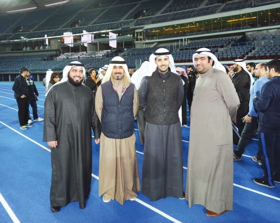 خالد الروضان وعبدالوهاب العيسى ونجوم السوشالعلى مضمار الستاد ﻿