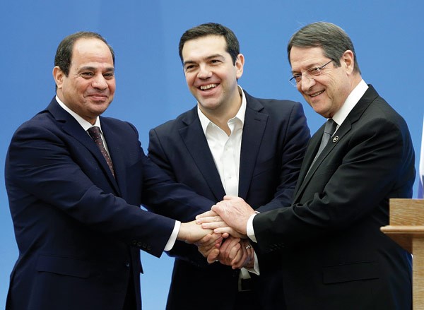الرئيس عبدالفتاح السيسي يصافح رئيس الوزراء اليوناني اليكسيس تسيبراس والرئيس القبرصي نيكوس اناستاسيادس عقب انتهاء اعمال القمة الثلاثيةاب