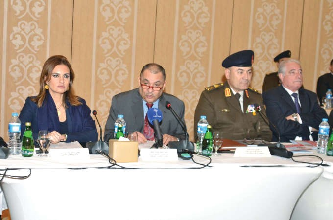 رئيس مجلس الاعمال المصريالكويتي محمد جاسم الصقر متوسطا قائد قوات شرق القناة لمكافحة الارهاب وتنمية سيناء الفريق اسامة عسكر ووزيرة التعاون الدولي دسحر نصر خلال اجتماع المجلس في شرم الشيخ امس﻿