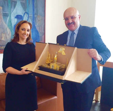 السفير سميح جوهر حيات والوزيرة كلاوديا ساليناس ﻿