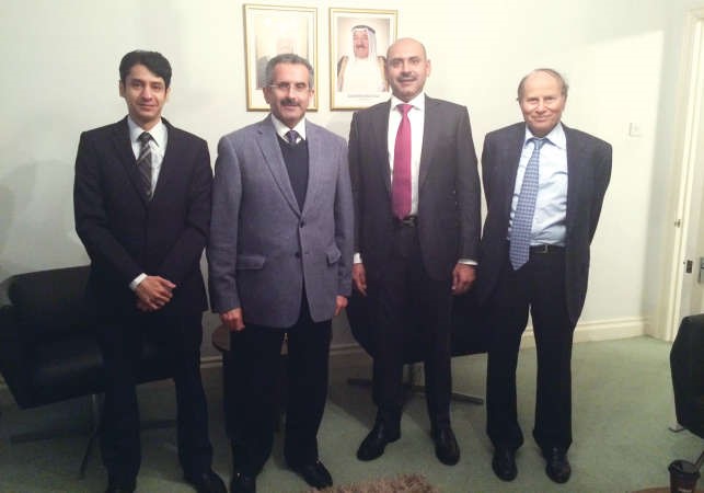  الشيخ مبارك الدعيج خلال زيارة مكتب كونا في لندن﻿