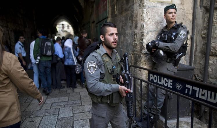 استشهاد فلسطيني طعن إسرائيليين بالضفة