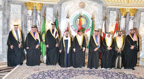 صاحب السمو الامير الشيخ صباح الاحمد وخادم الحرمين الشريفين الملك سلمان بن عبدالعزيز مع قادة دول التعاون وممثليهم وامين عام المجلس في لقطة جماعية
