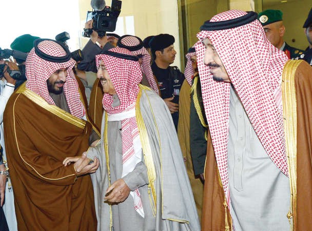 صاحب السمو الامير الشيخ صباح الاحمد مصافحا ولي ولي العهد صاحب السمو الملكي الامير محمد بن سلمان﻿