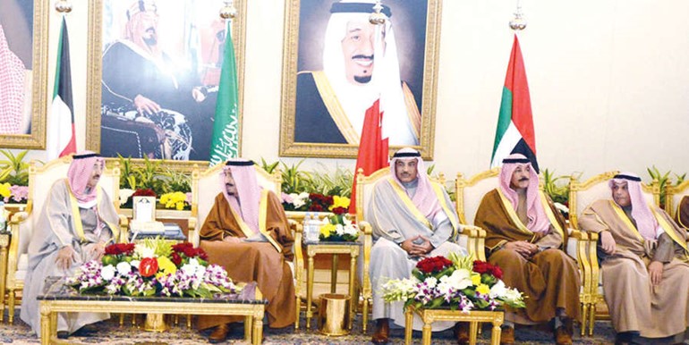 صاحب السمو الامير الشيخ صباح الاحمد وخادم الحرمين الشريفين الملك سلمان بن عبدالعزيز ويبدو الشيخ صباح الخالد والشيخ محمد الخالد والشيخ خالد الجراح﻿