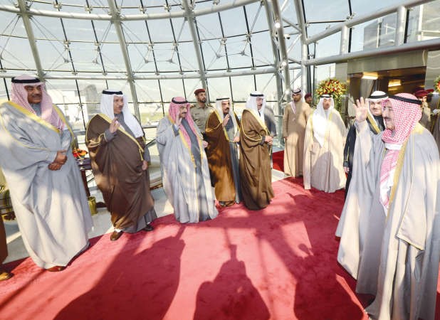 صاحب السمو الامير الشيخ صباح الاحمد اثناء مغادرته الى المملكة العربية السعودية ﻿