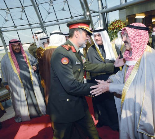صاحب السمو الامير الشيخ صباح الاحمد مصافحا الفريق الركن الشيخ عبدالله النواف﻿