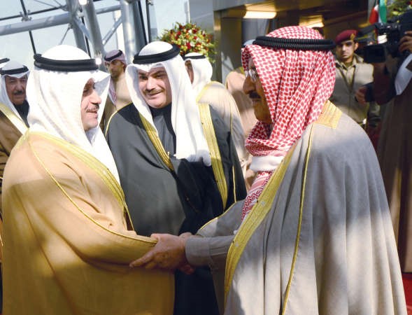 صاحب السمو الامير الشيخ صباح الاحمد مصافحا مودعيه﻿