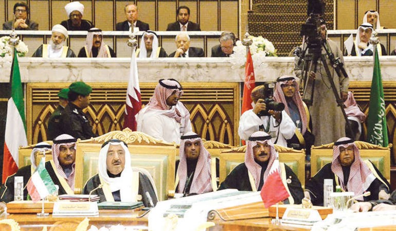 صاحب السمو الامير الشيخ صباح الاحمد مترئسا وفد الكويت لقمة قادة مجلس التعاون ويبدو الشيخ صباح الخالد والشيخ محمد الخالد وانس الصالح والسفير احمد فهد الفهد ﻿