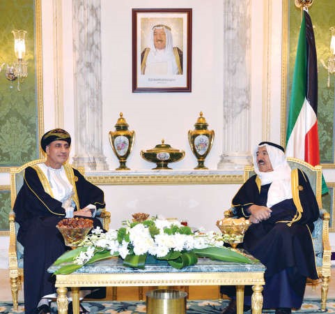 صاحب السمو الامير الشيخ صباح الاحمد مستقبلا اخاه صاحب السمو فهد بن محمود ال سعيد﻿