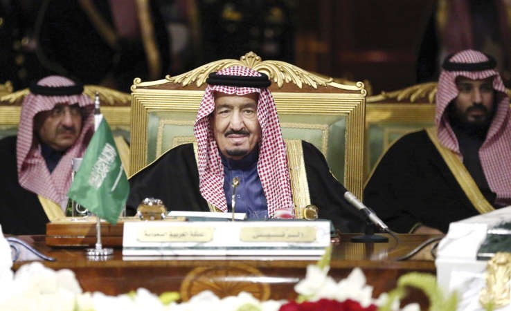 خادم الحرمين الشريفين الملك سلمان بن عبدالعزيز مترئسا اعمال القمة 36 لدول مجلس التعاون امس﻿