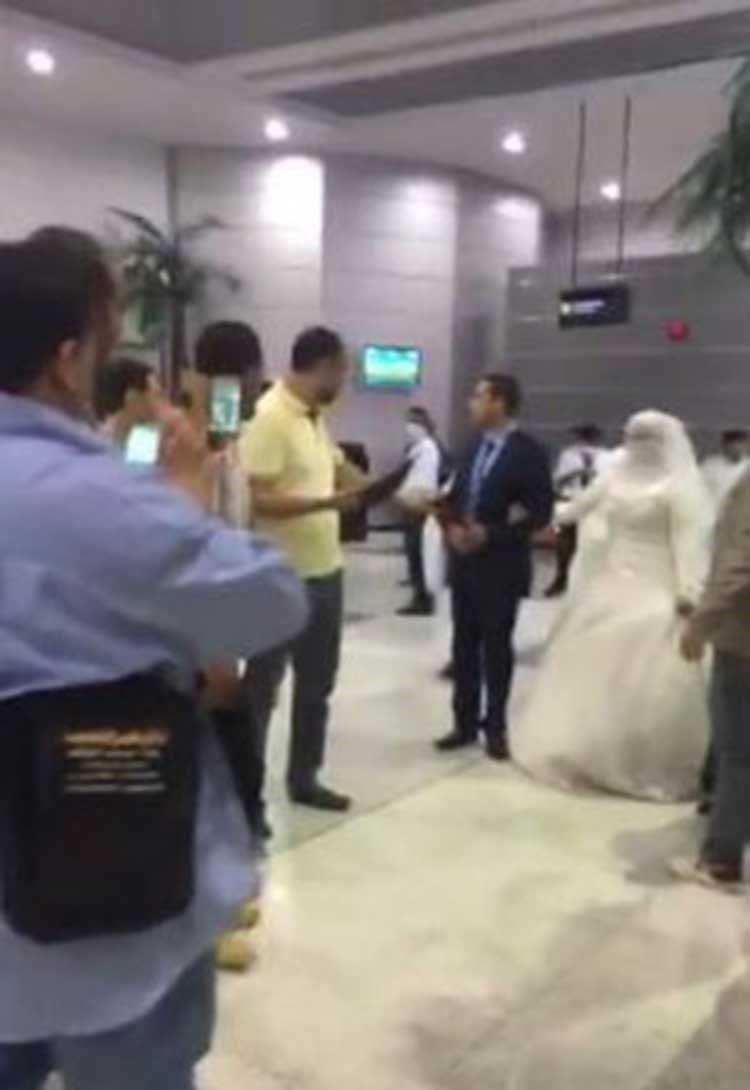 بالفيديو والصور.. عروس مصرية بفستان الزفاف تلفت أنظار المسافرين في مطار سعودي