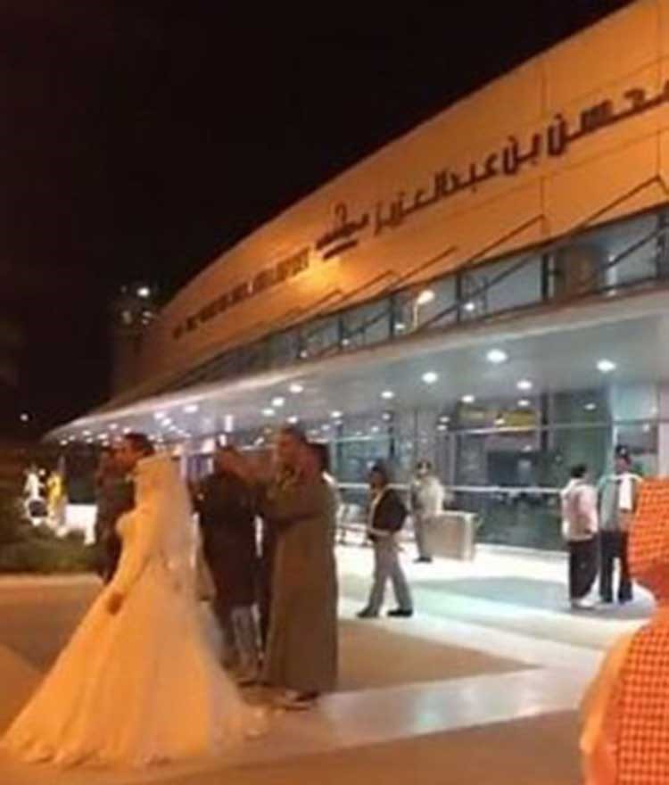 بالفيديو والصور.. عروس مصرية بفستان الزفاف تلفت أنظار المسافرين في مطار سعودي