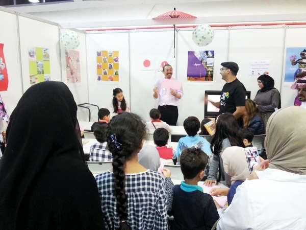فنان الاوريغامي كوميا هاجيمى خلال ورشة العمل