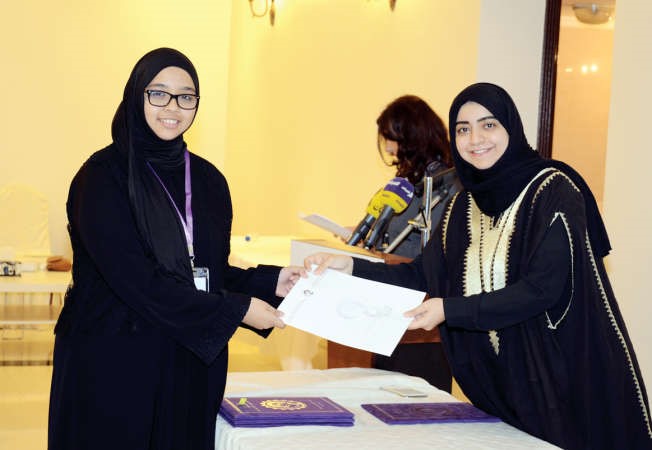 دفاطمة الهاشم تكرم احدى المتدربات