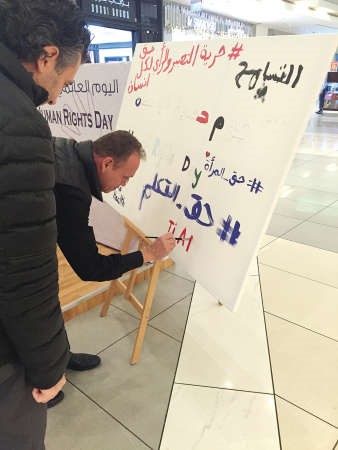 احد المشاركين يدون حقا انسانيا