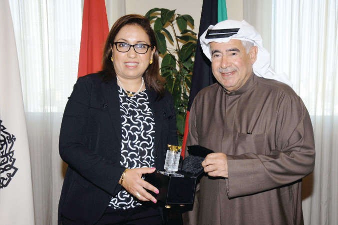 طارق المطوع مقدما نموذجا تذكاريا لمبنى الغرفة لرئيسة الوفد الاقتصادي التونسي