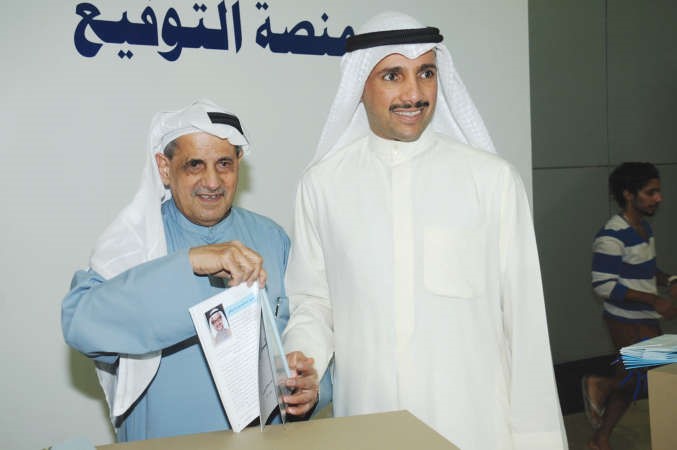 بدر المديرس يهدي نسخة من رثاء الاحبة لرئيس مجلس الامة مرزوق الغانم 
