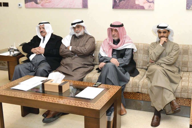 موسى معرفي متوسطا بعض الحضور شانافاس قاسم