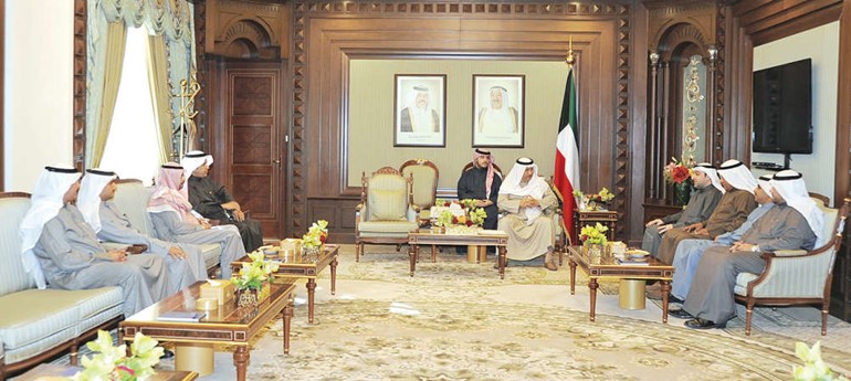 سمو رئيس الوزراء الشيخ جابر المبارك مستقبلا ياسر ابل واعضاء لجنتي مدينتي جابر الاحمد وصباح الاحمد السكنيتين