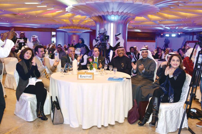 الشيخة الزين الصباح مع عدد من ضيوف الملتقى ريليش كومار